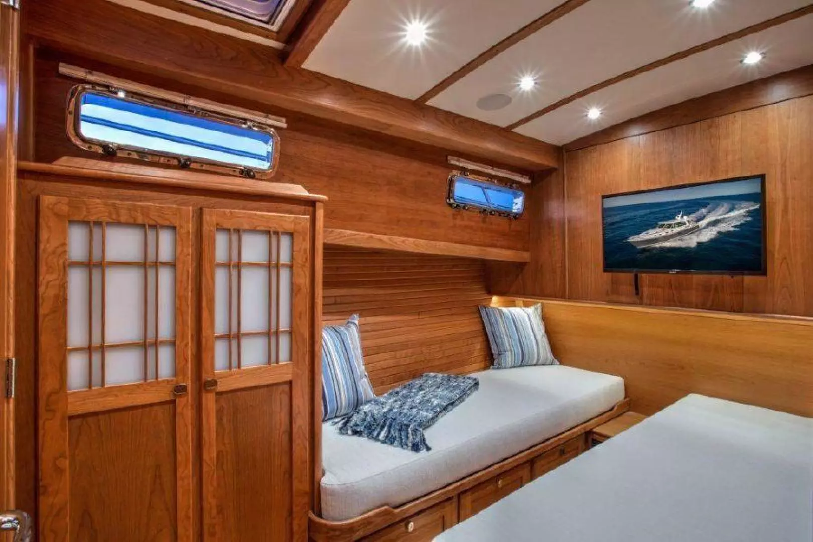 2027 Sabre 58 Salon Express - Image 8