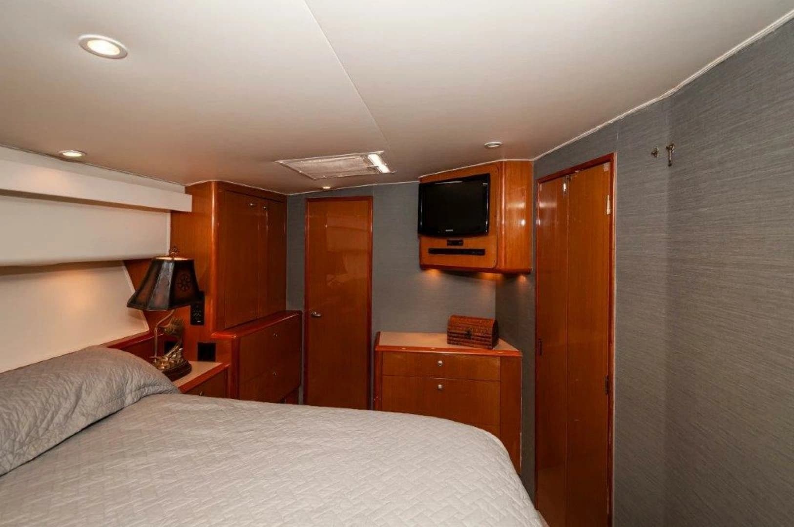 2001 Viking 61 Convertible - Image 13