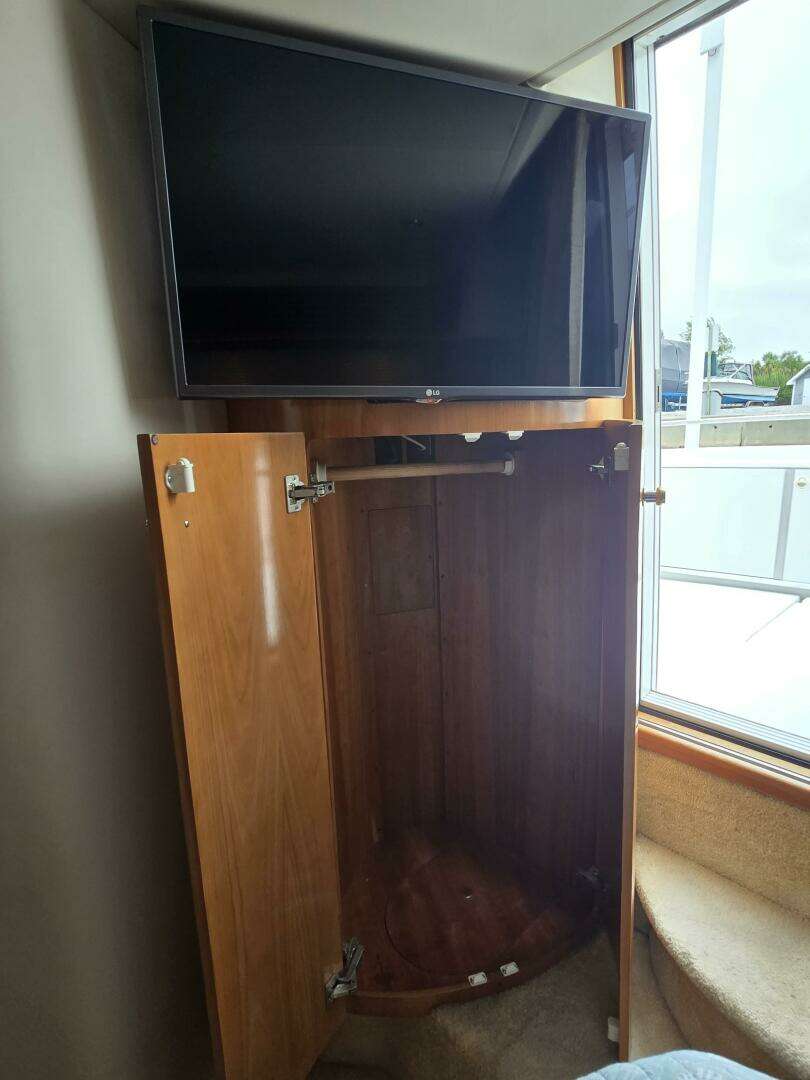 2002 Carver 444 Cockpit Motor Yacht - Image 43