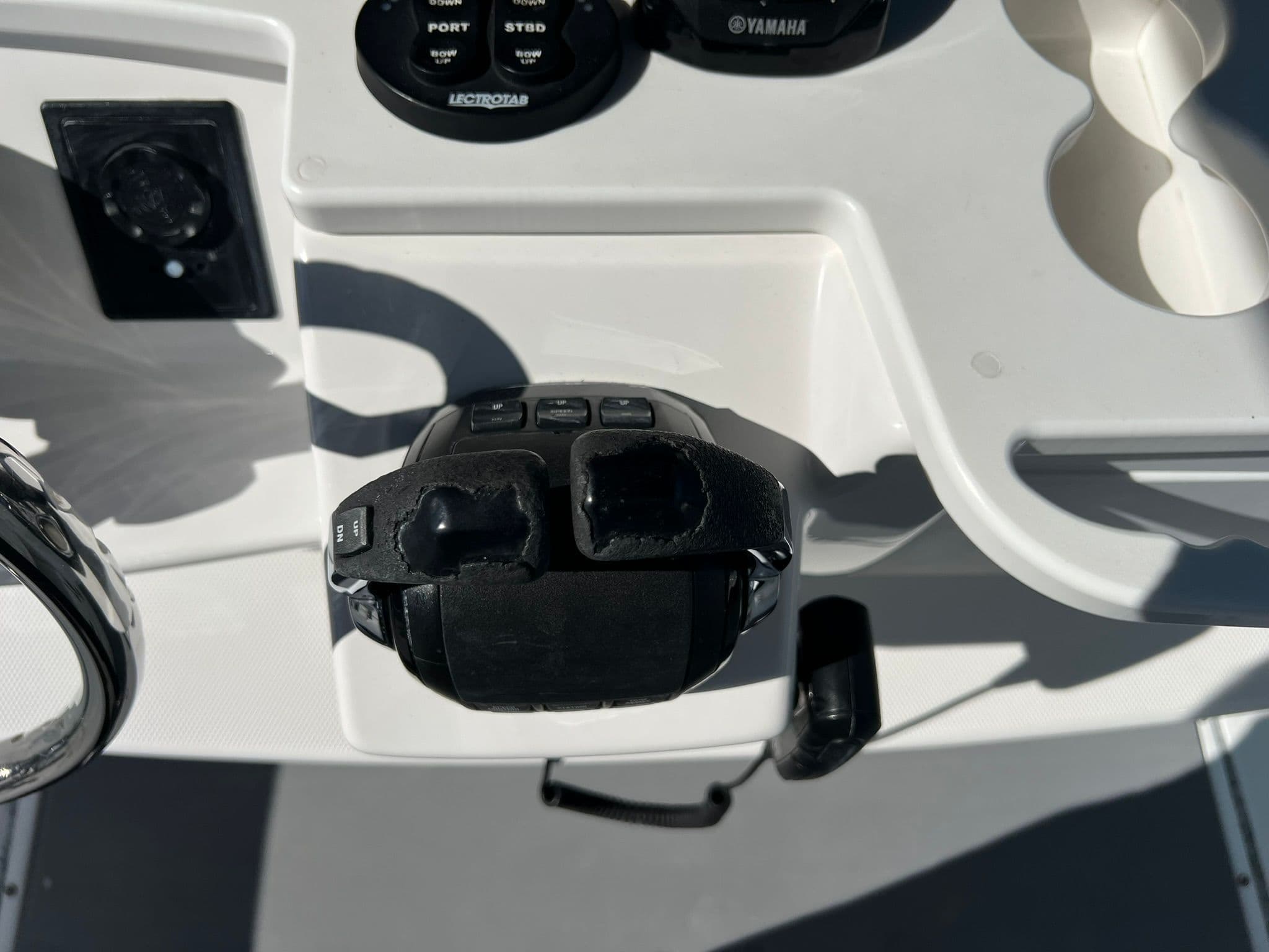 2016 EVERGLADES 355 CC - Image 17