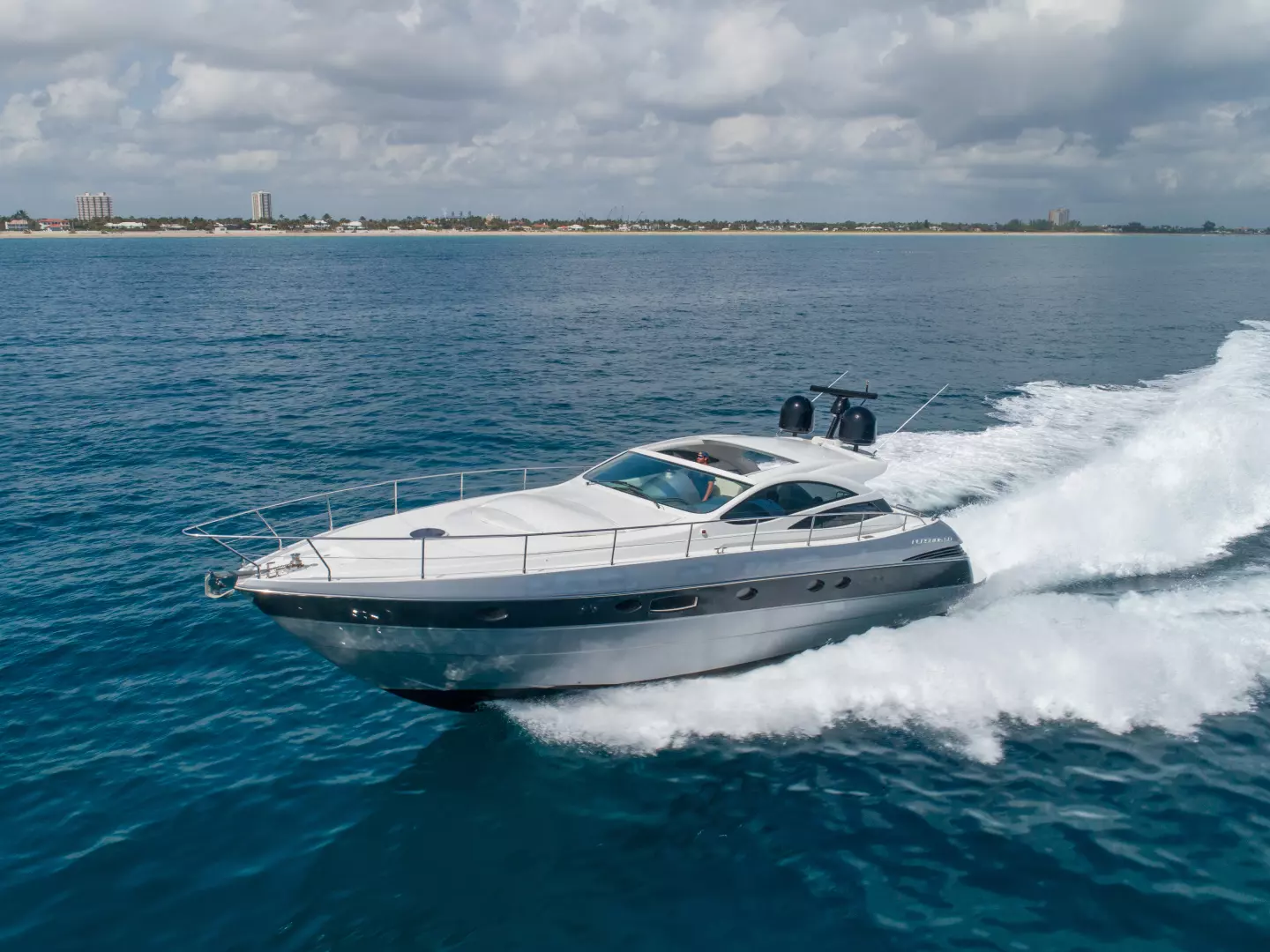 2004 Pershing Express - Image 10