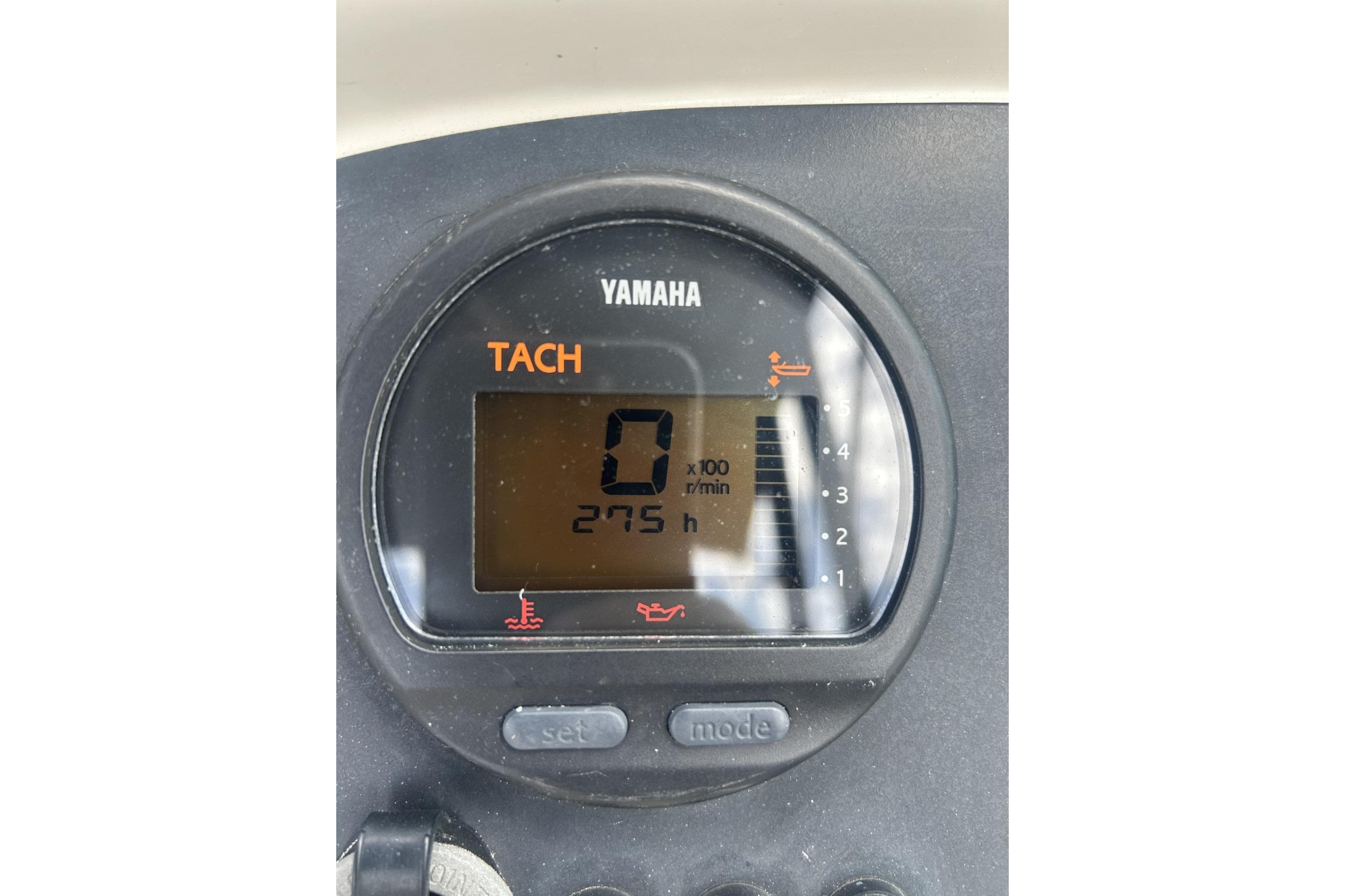 Yamaha tachometer displaying 275 hours on a 2014 Robalo R207 Dual Console boat.