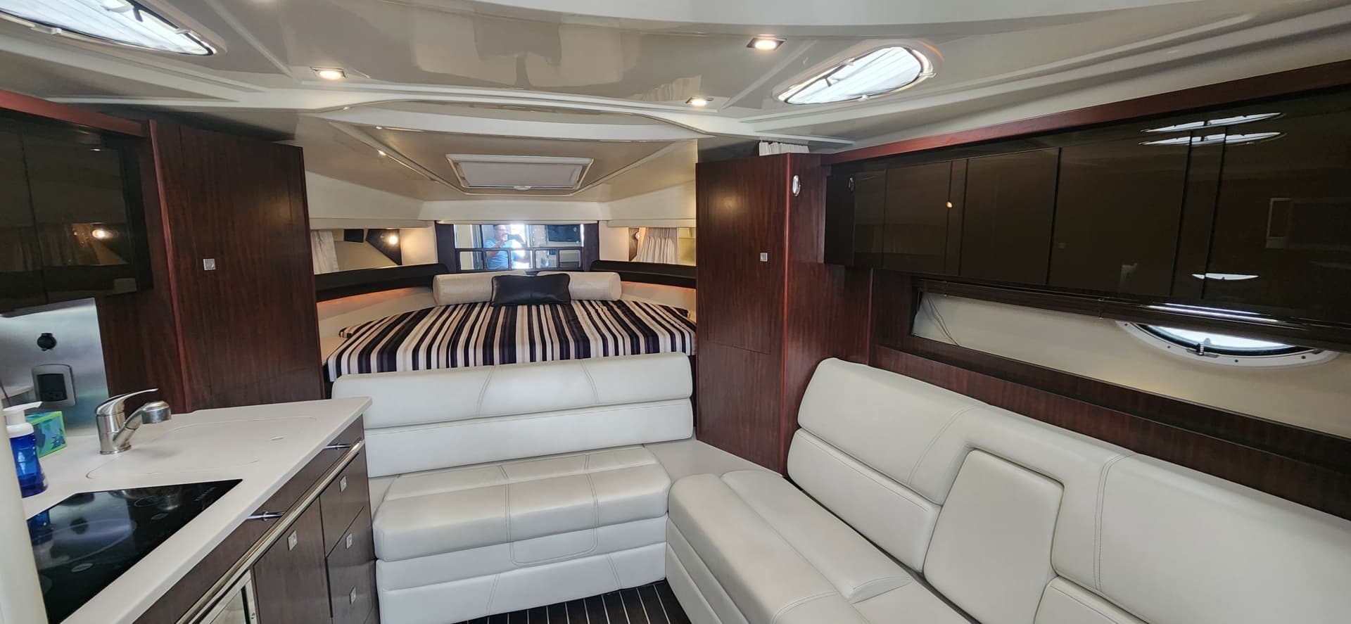 2015 Monterey 335 Sport Yacht - Image 16