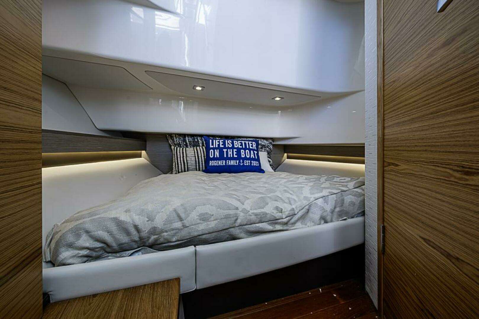 2023 Tiara Yachts 34LS - Image 20