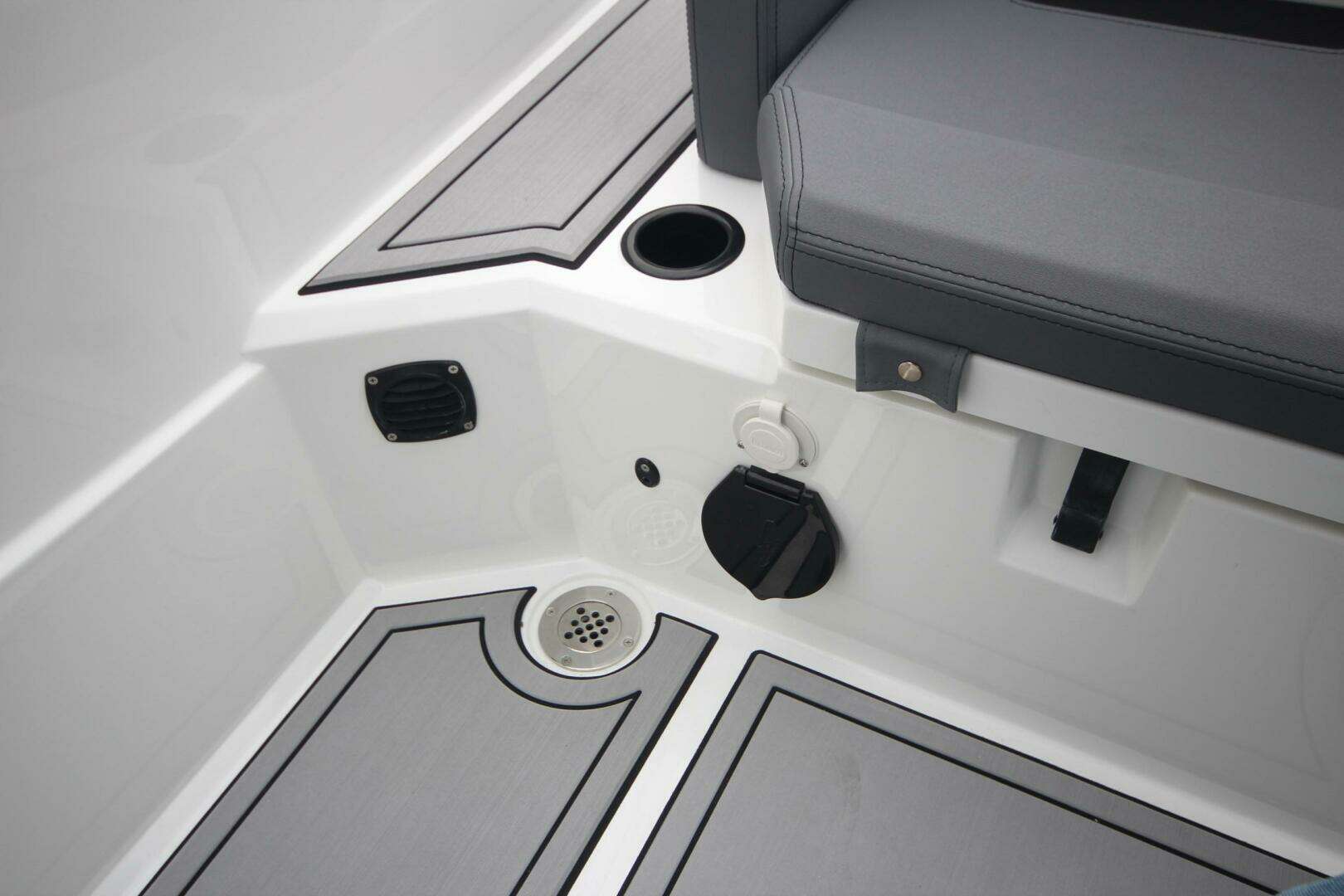 2026 Iron 767 T-Top - Image 17