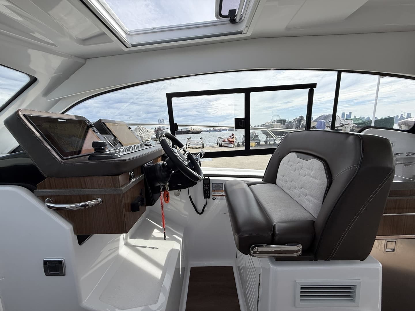 2022 Four Winns V355 Coupe - Image 31