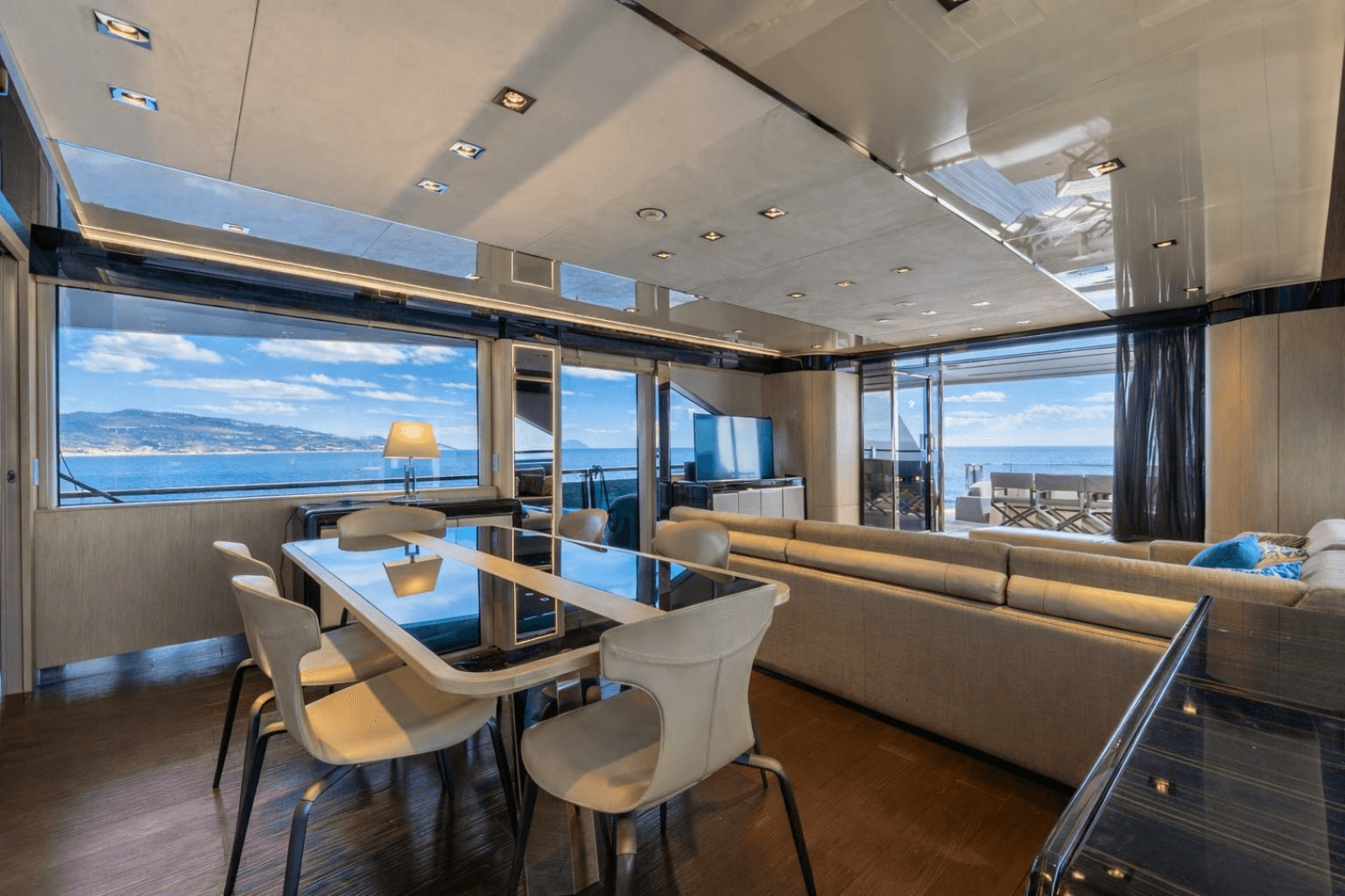 2018 Dominator Yachts Dominator Ilumen - Image 10