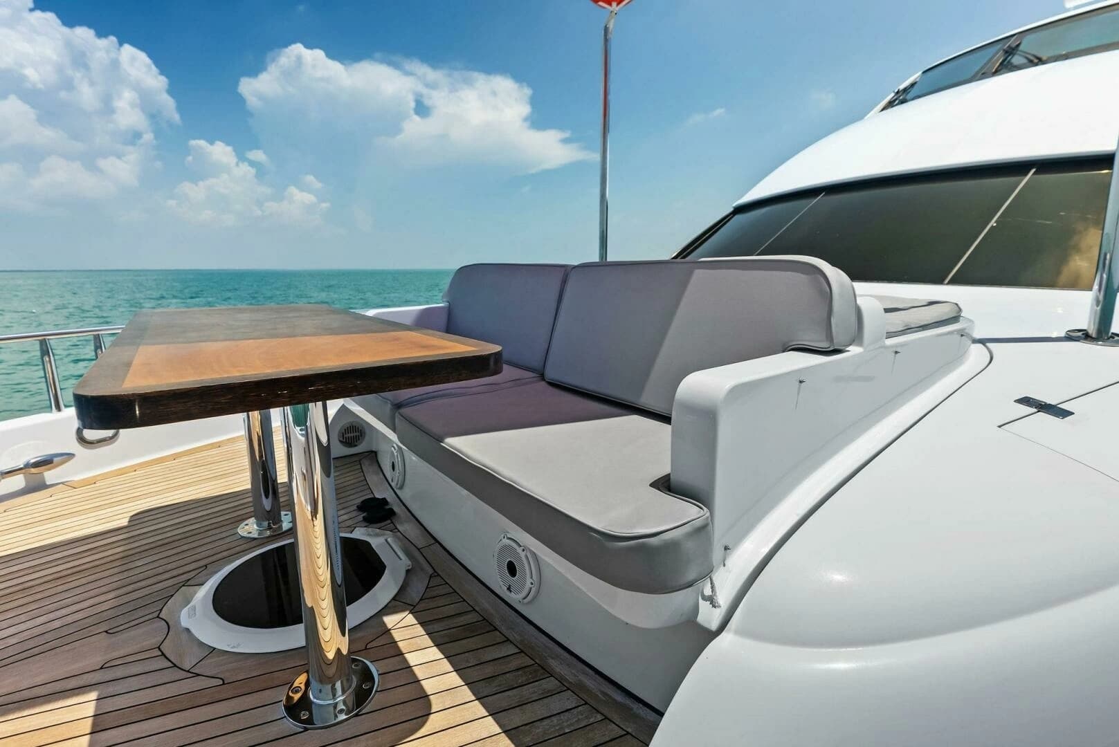 2006 Lazzara Yachts 84 Skylounge - Image 12
