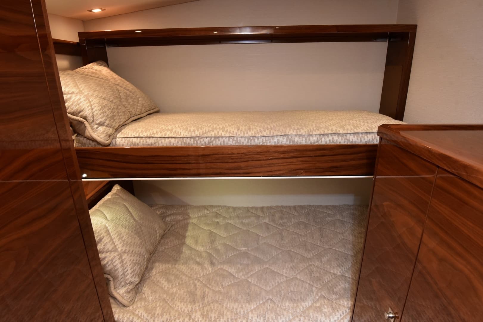 2024 Viking 90 Skybridge - Image 19