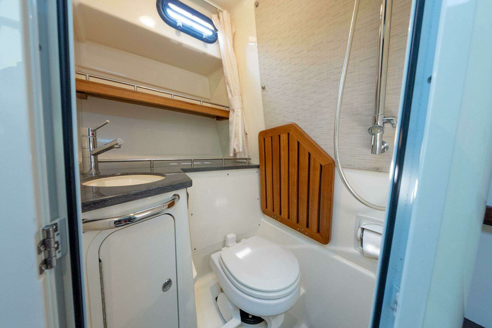 2019 Boston Whaler 350 EX Realm - Image 40
