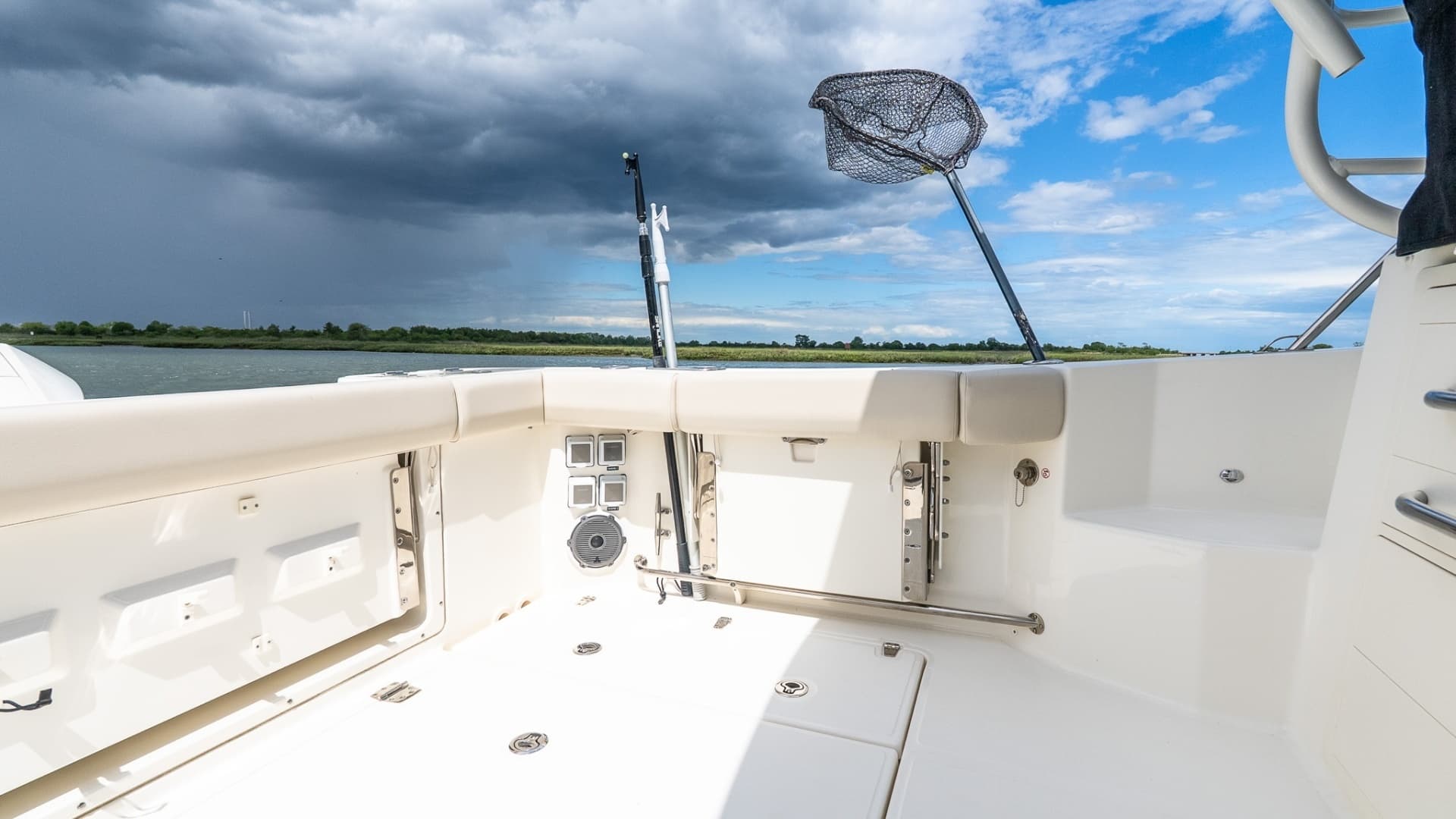 2020 Boston Whaler 325 Conquest - Image 14
