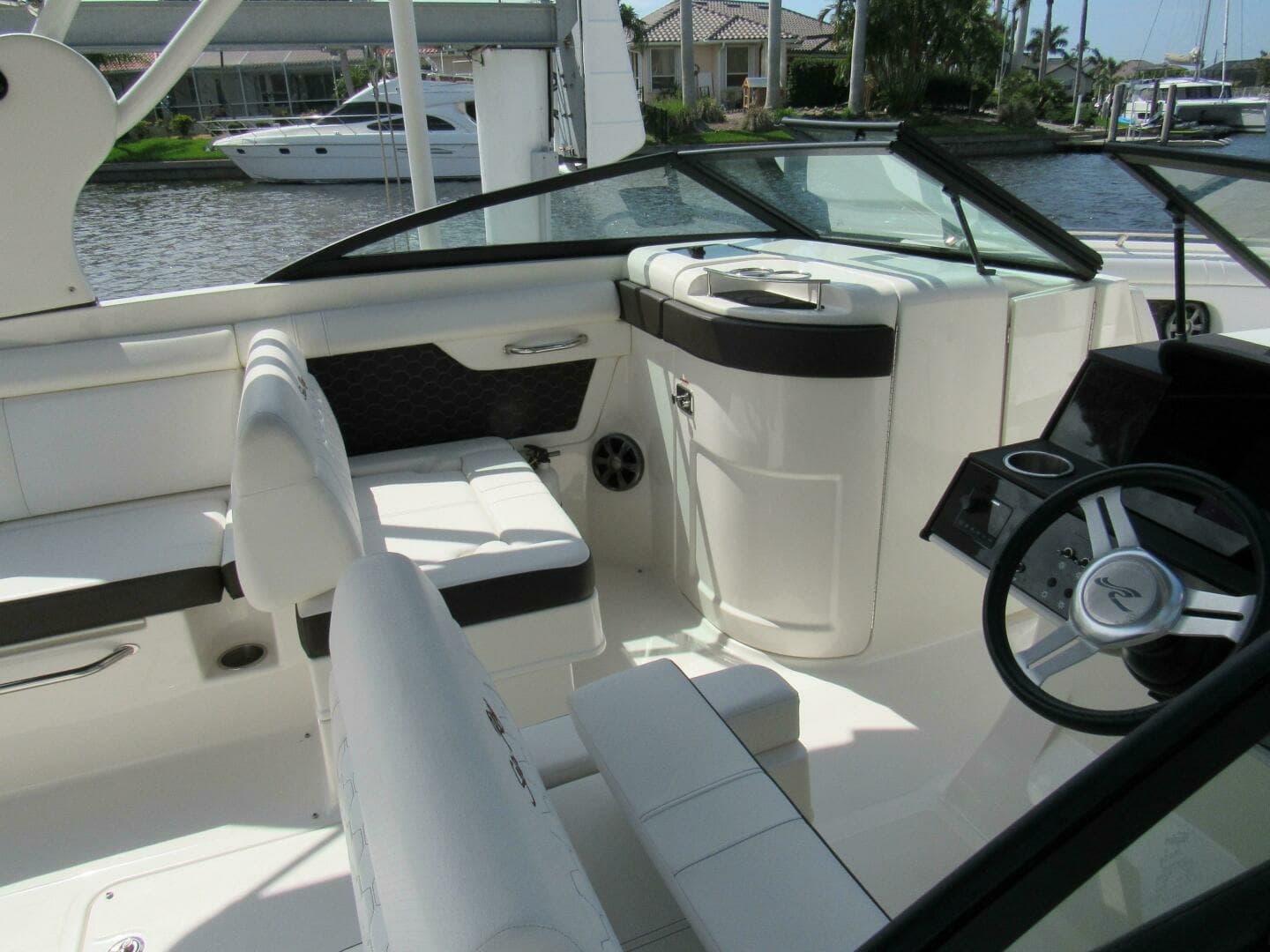 2019 Sea Ray SDX 270 Outboard - Image 11