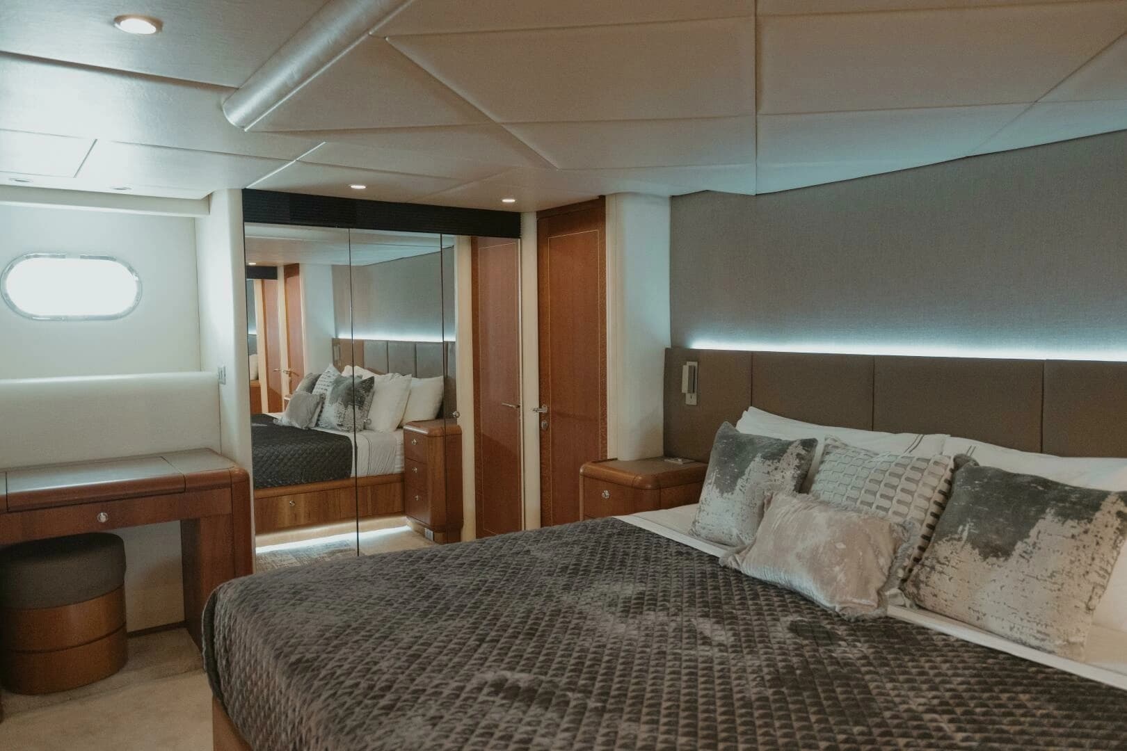 1996 Oceanfast 87 Enclosed Bridge Sportfish - Image 13