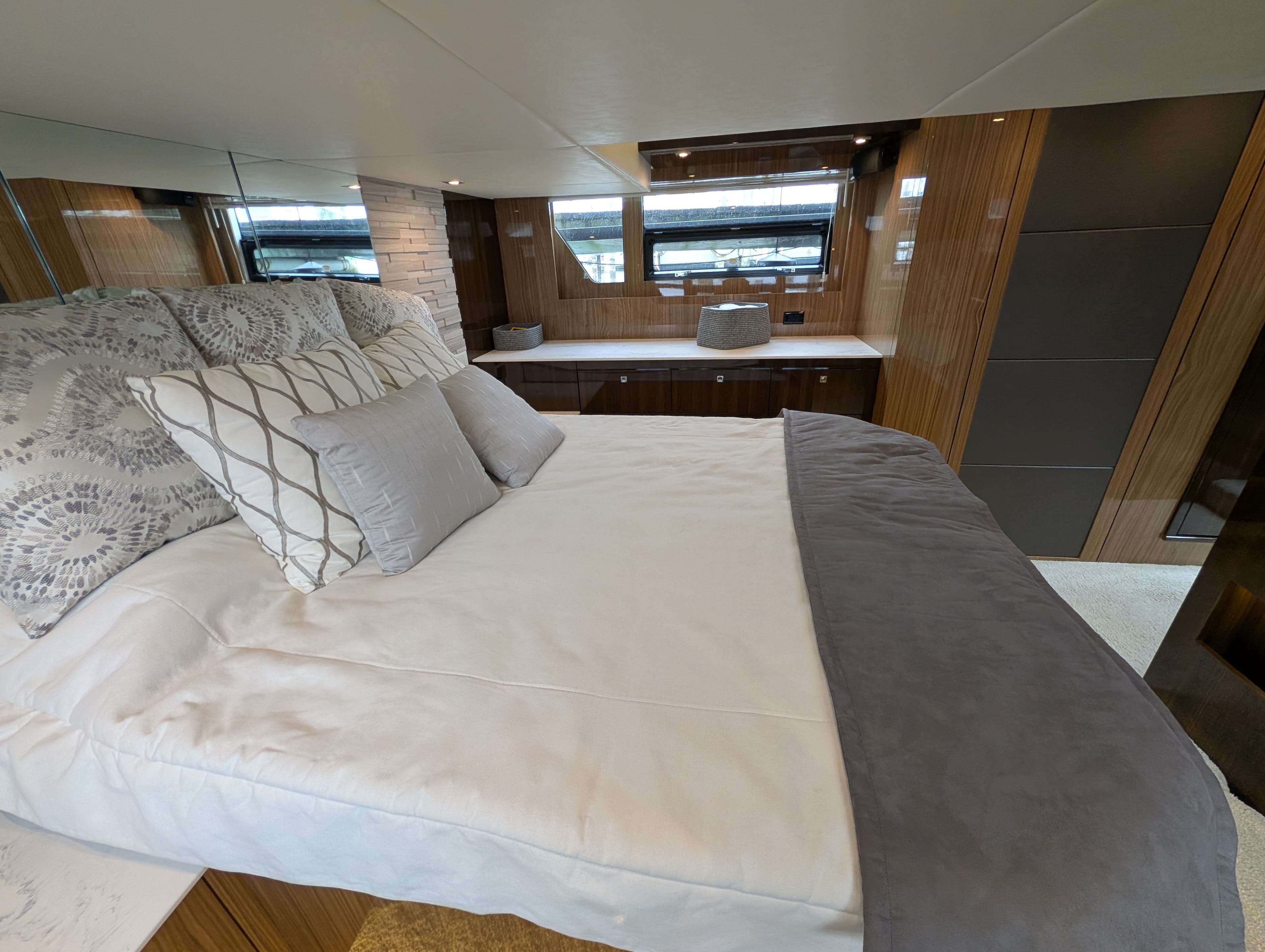 2022 Cruisers Yachts 54 Cantius - 34
