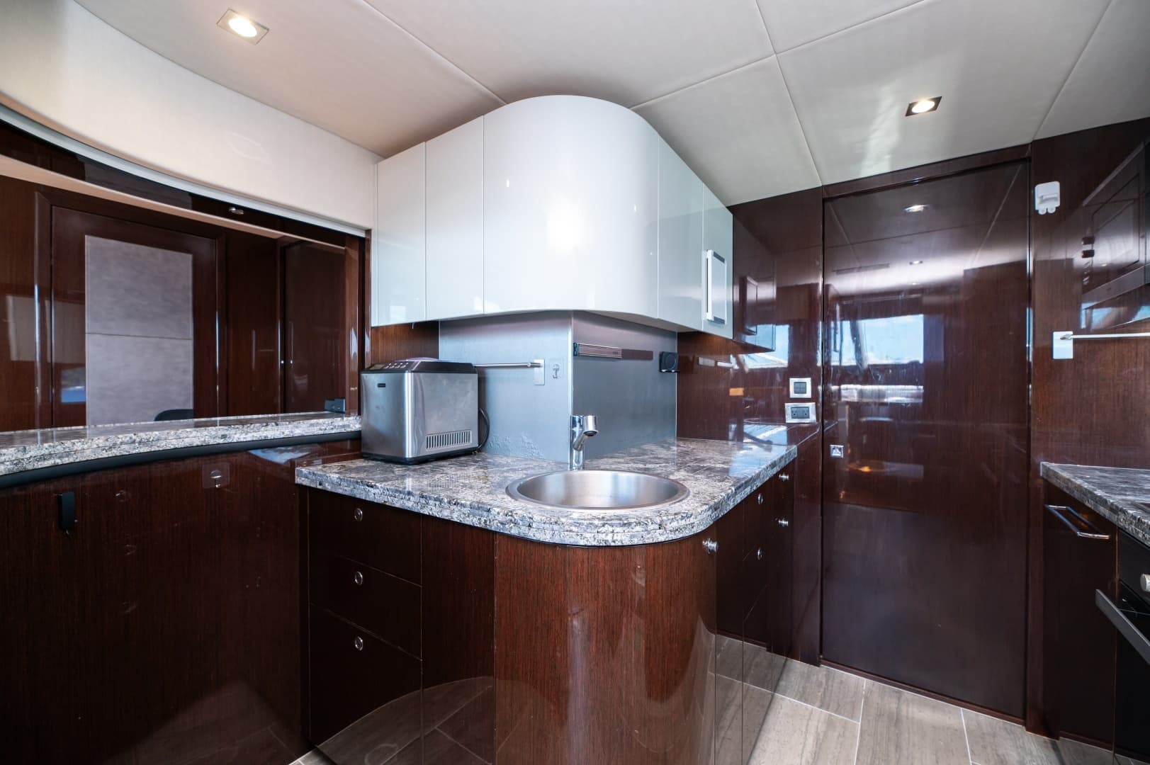 2017 Sunseeker 86 Yacht - Image 38