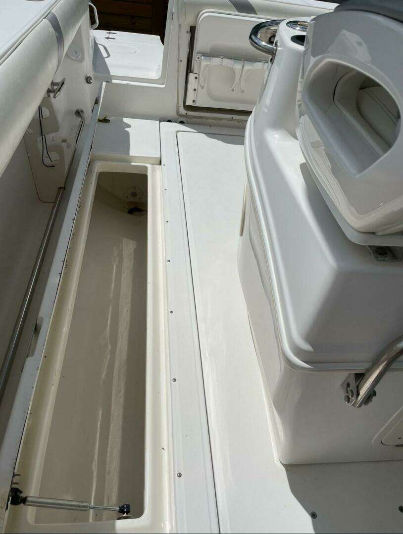 2005 Boston Whaler 320 Outrage - Image 6