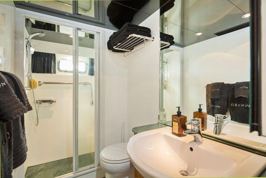 Luxurious bathroom in 2001 Horizon Skylounge yacht with modern fixtures and elegant design.