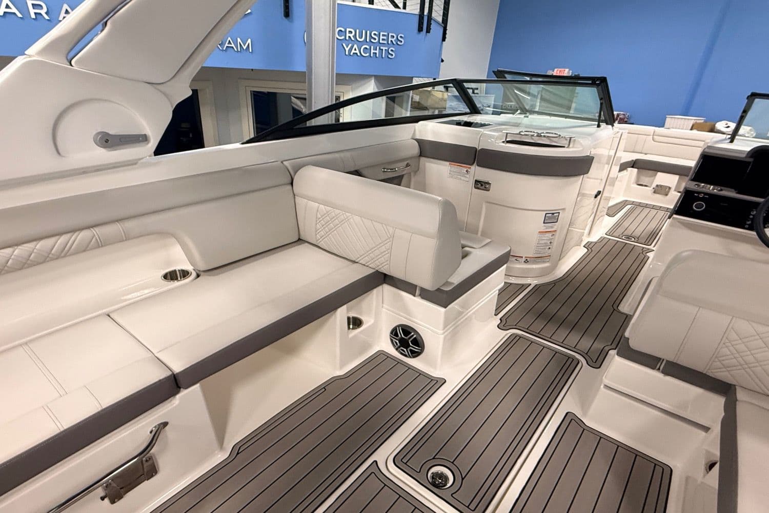 2026 Sea Ray SDX 290 Outboard - 14