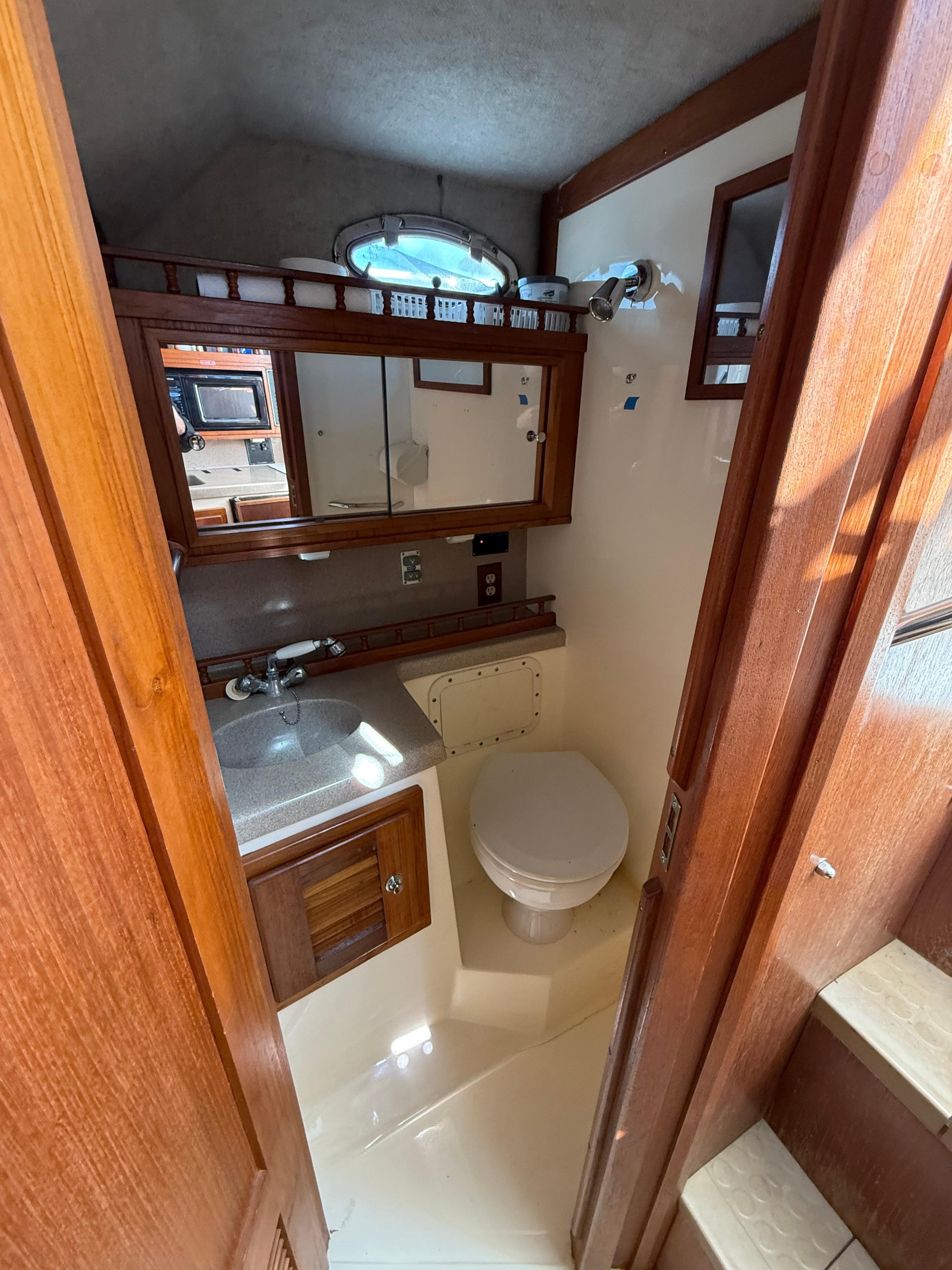 2001 Albemarle 280 Express Sport Fisherman bathroom with wood accents and compact design.