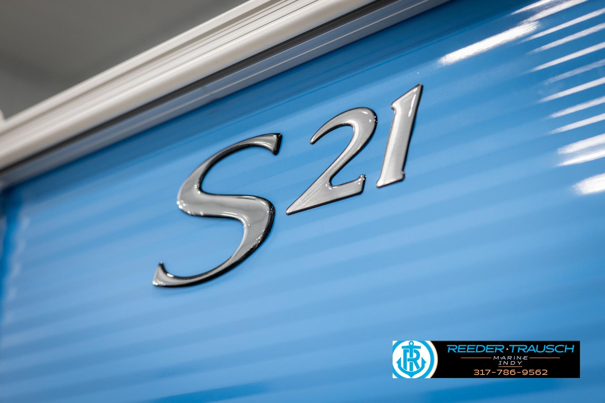 Close-up of Bennington 20 SL 2025 with S21 logo.