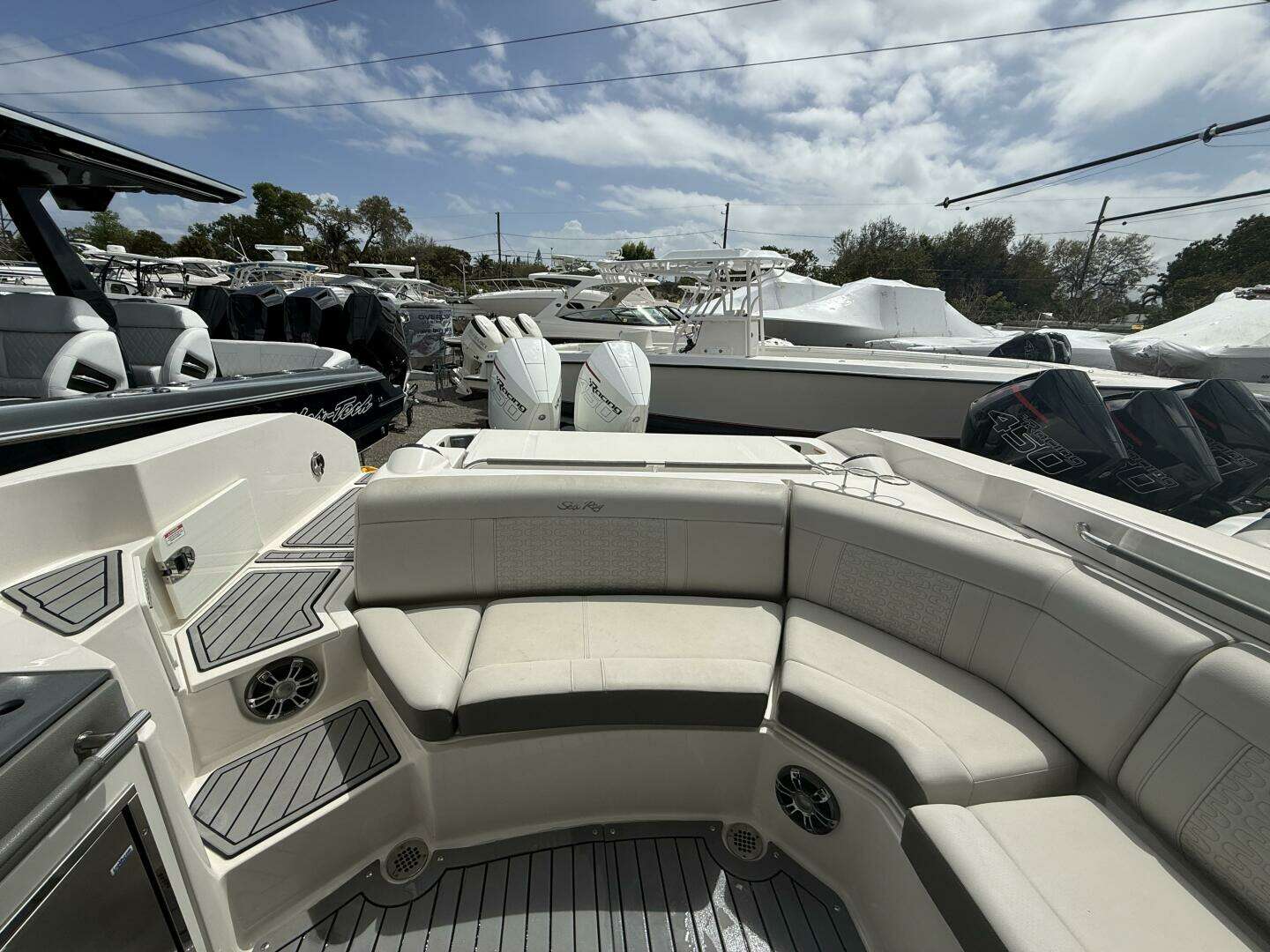 2020 Sea Ray 350 SLX Outboard - Image 4
