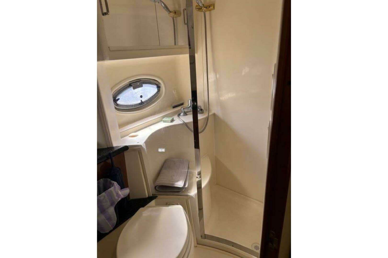 2004 Carver 466 Motor Yacht - Image 46