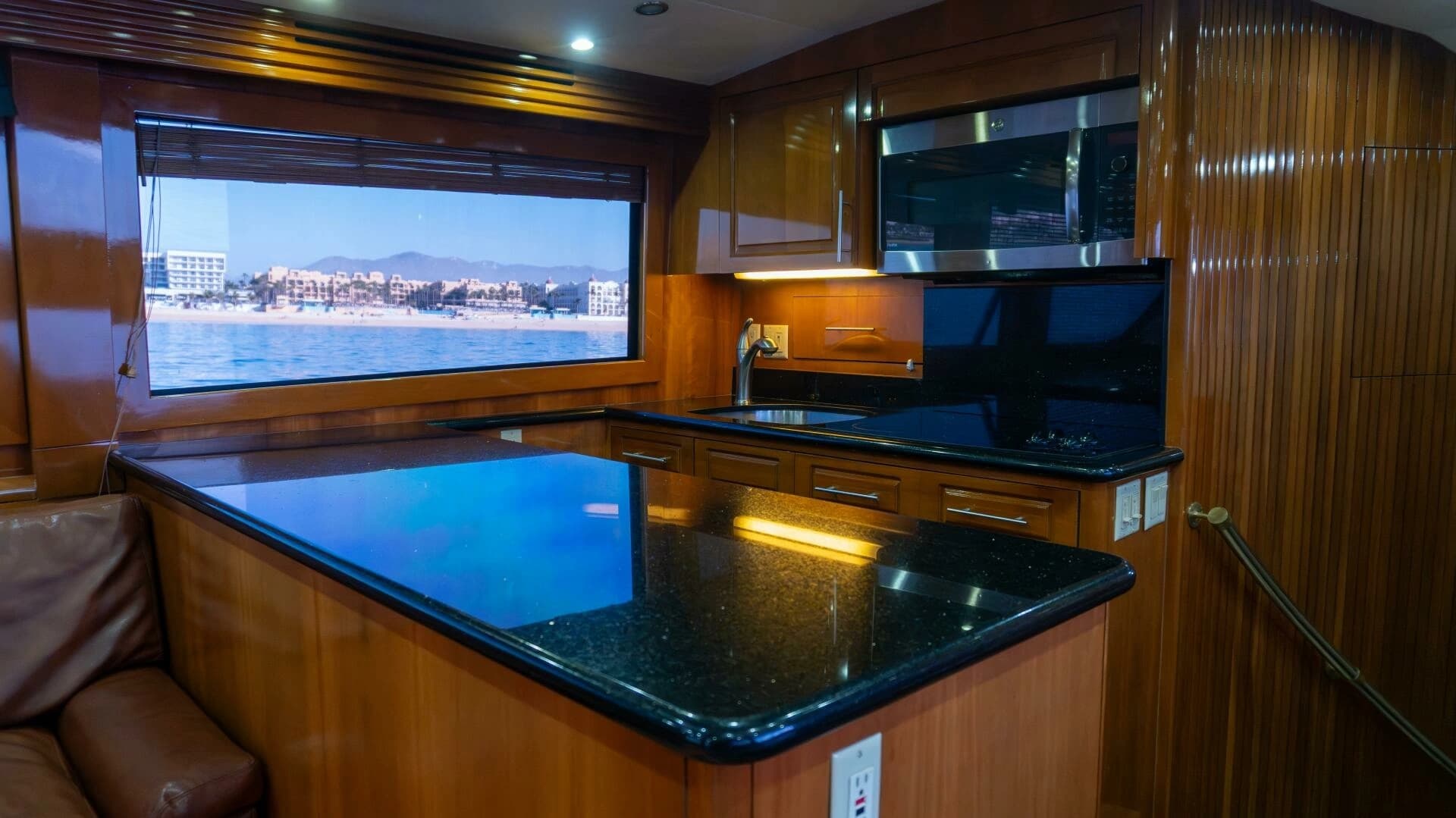 2001 Hatteras 60 Convertible - Image 3