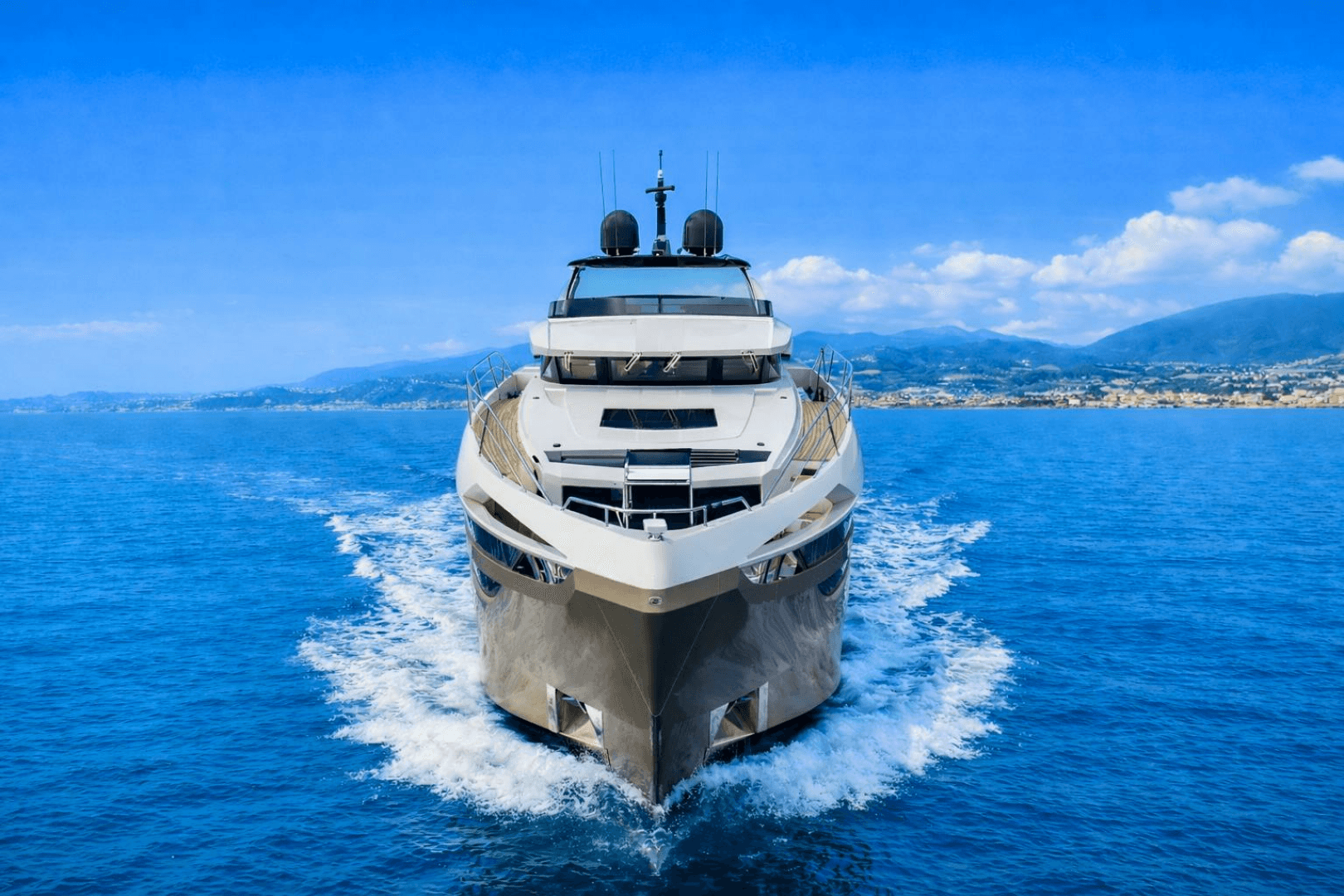2018 Dominator Yachts Dominator Ilumen - Image 3