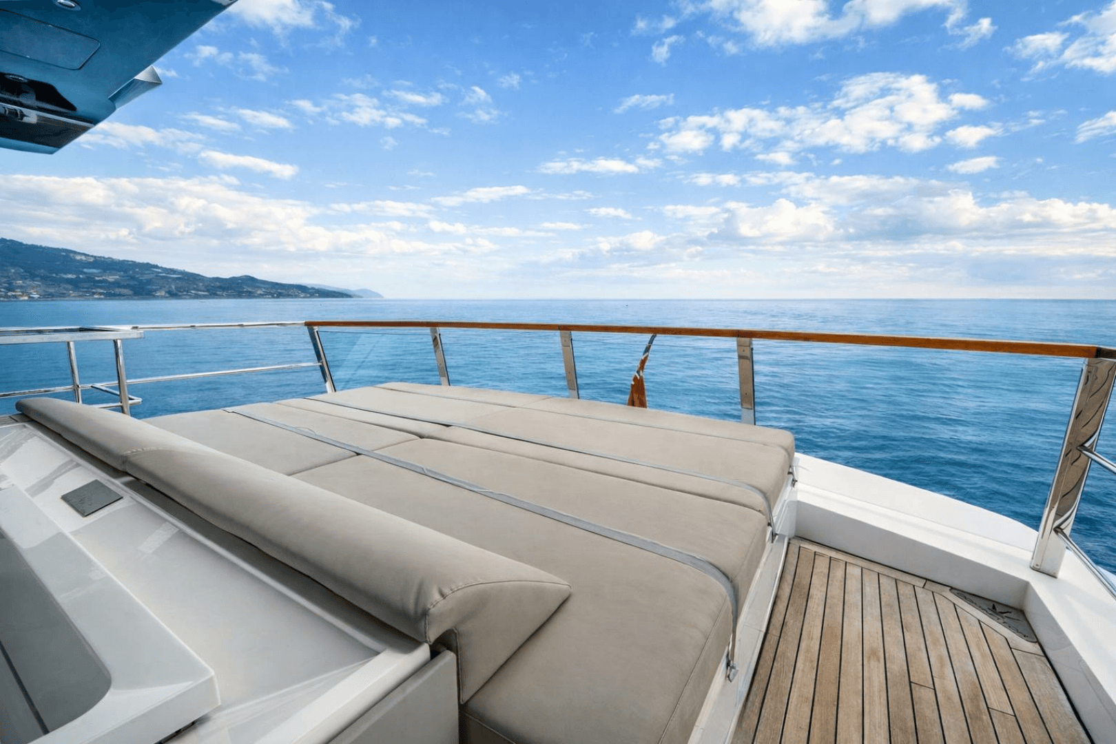 2018 Dominator Yachts Dominator Ilumen - Image 37