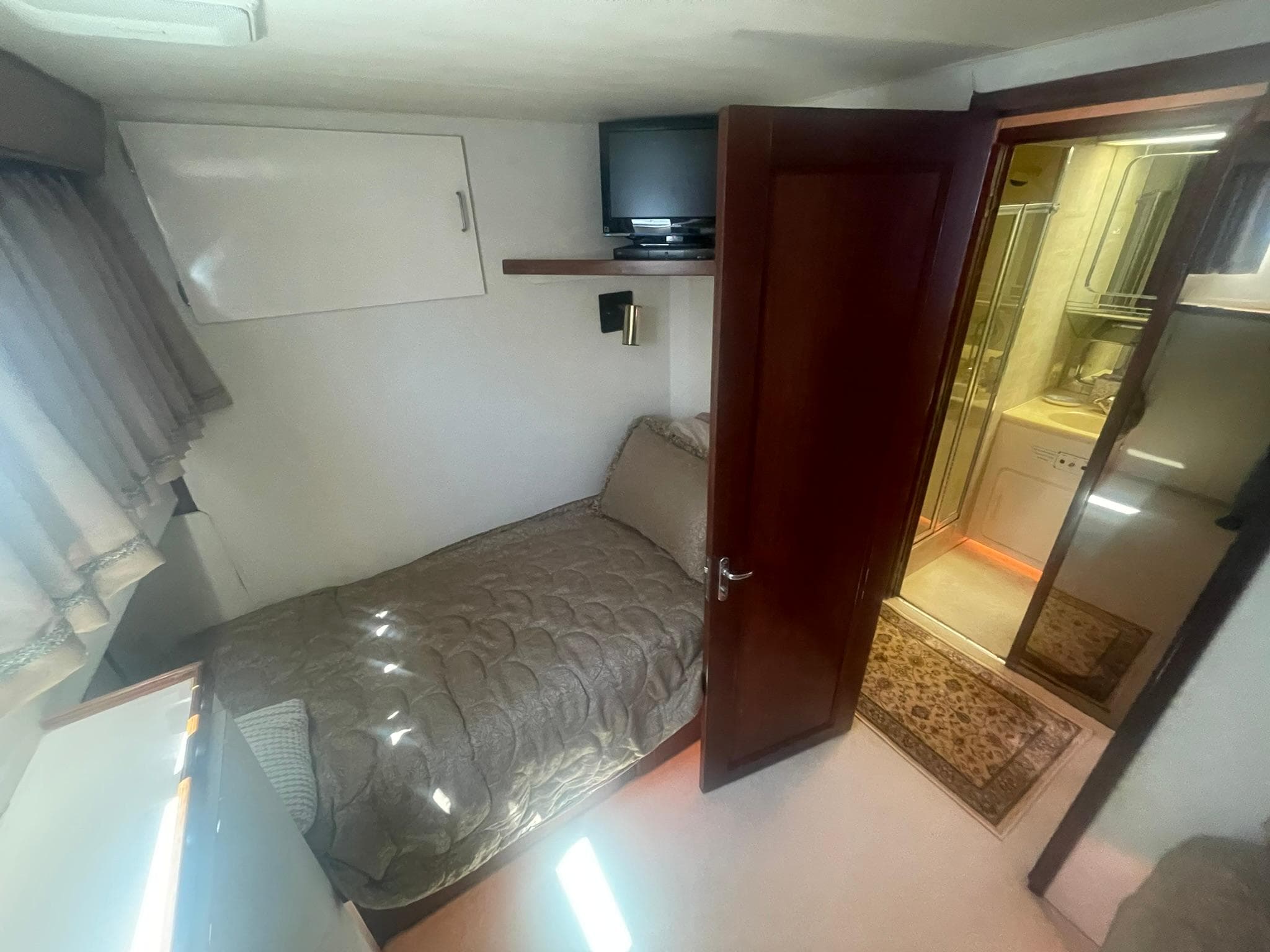 GUEST STATEROOM TO PORT FORWARD WITH TWIN BUNKS