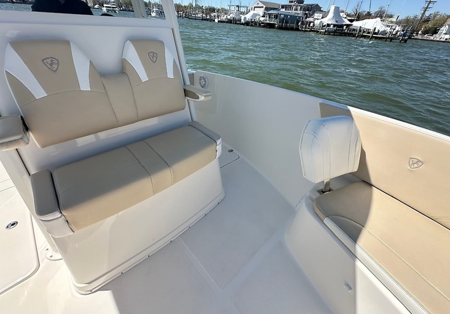 2021 Century 2900 Center Console - Image 27