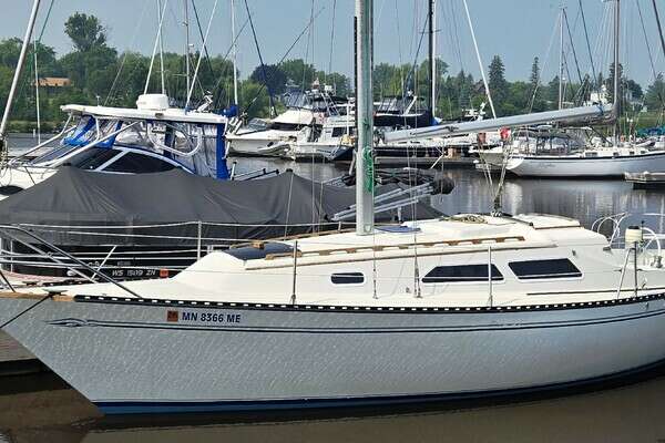 1976 Islander 28 - Image 1