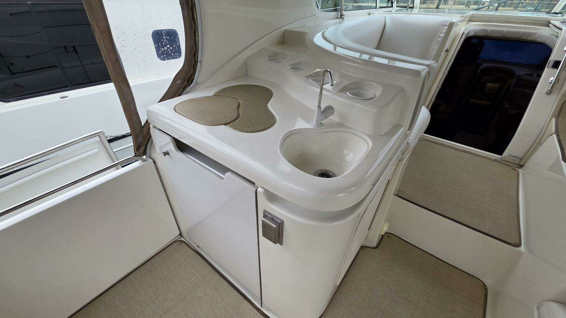 2000 Cruisers Yachts 4450 Express Motor Yacht - Image 15