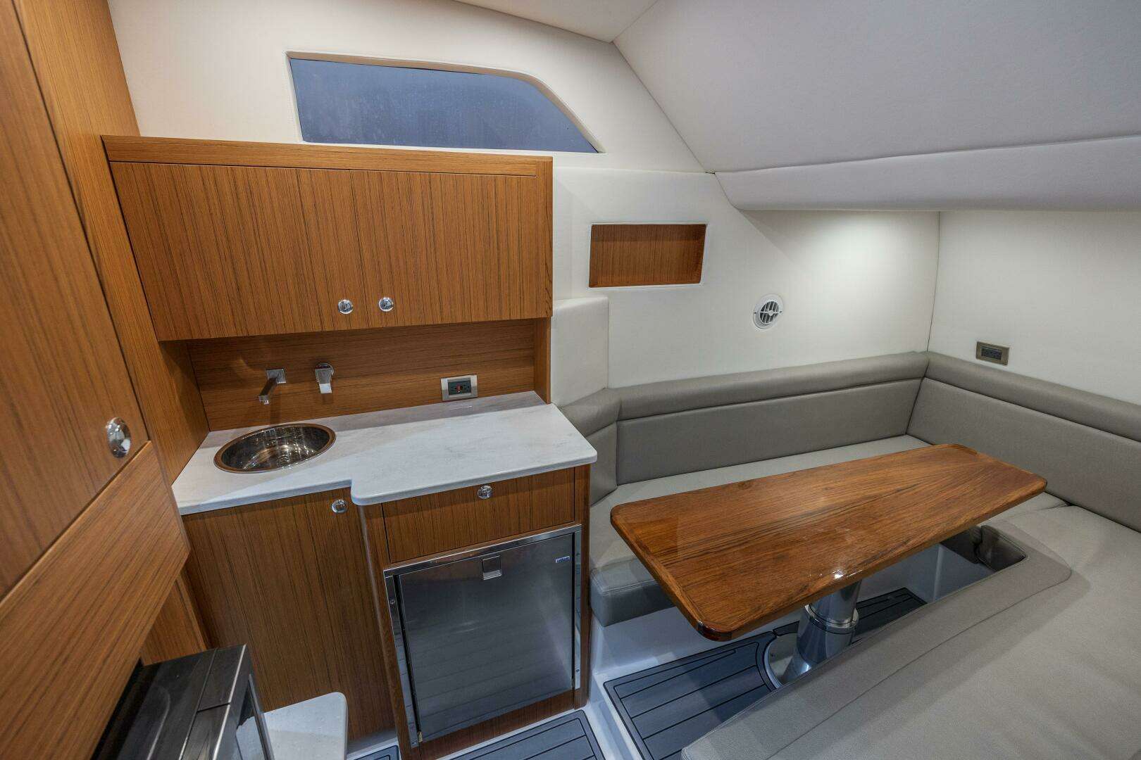 2026 Front Runner 47 Center Console - Image 20