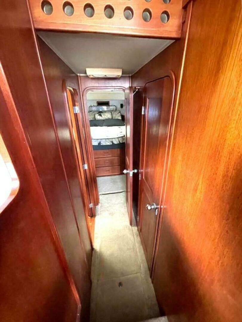 1986 Chris-Craft 422 COMMANDER - Image 14