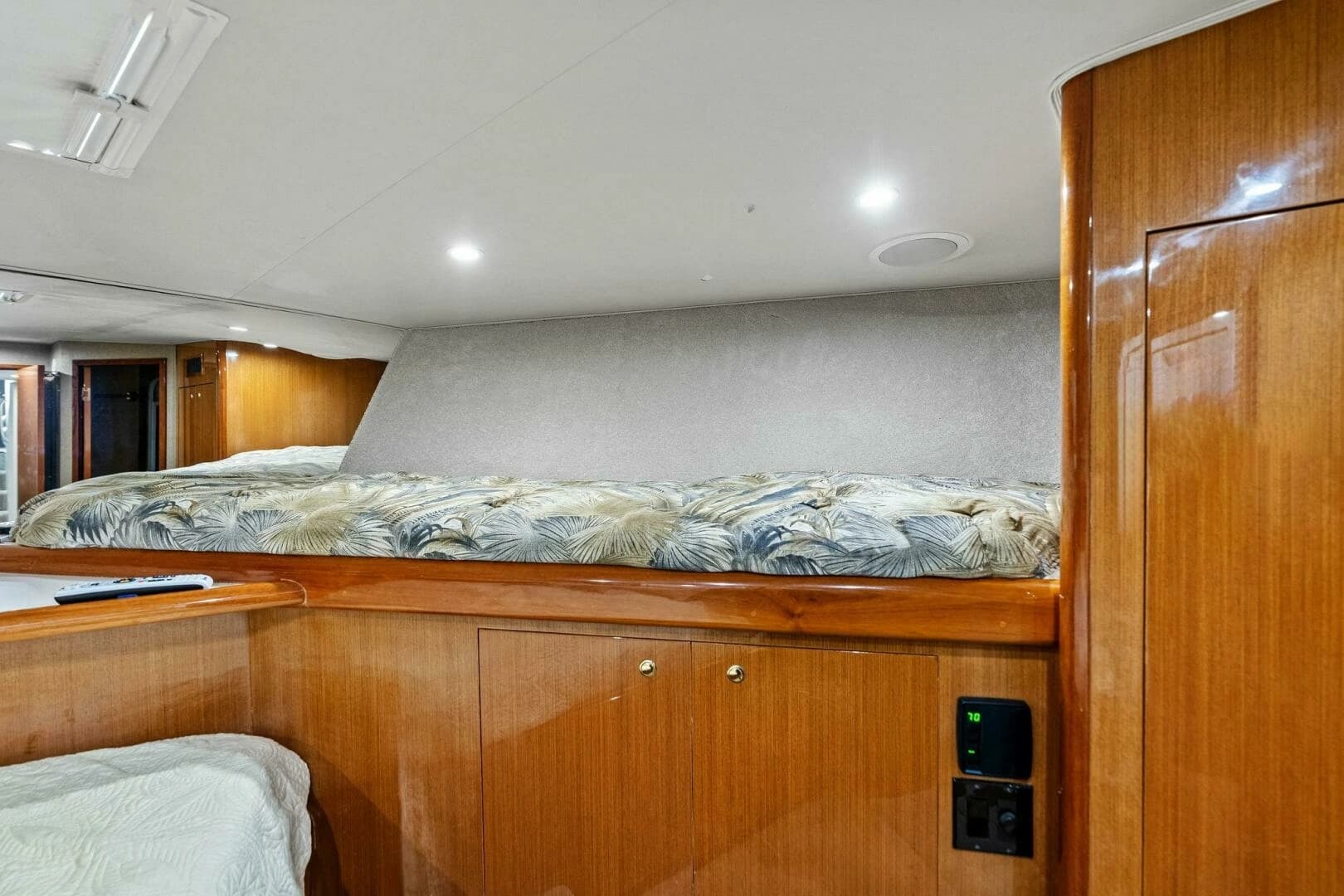 2002 Viking 65 Convertible - Image 38