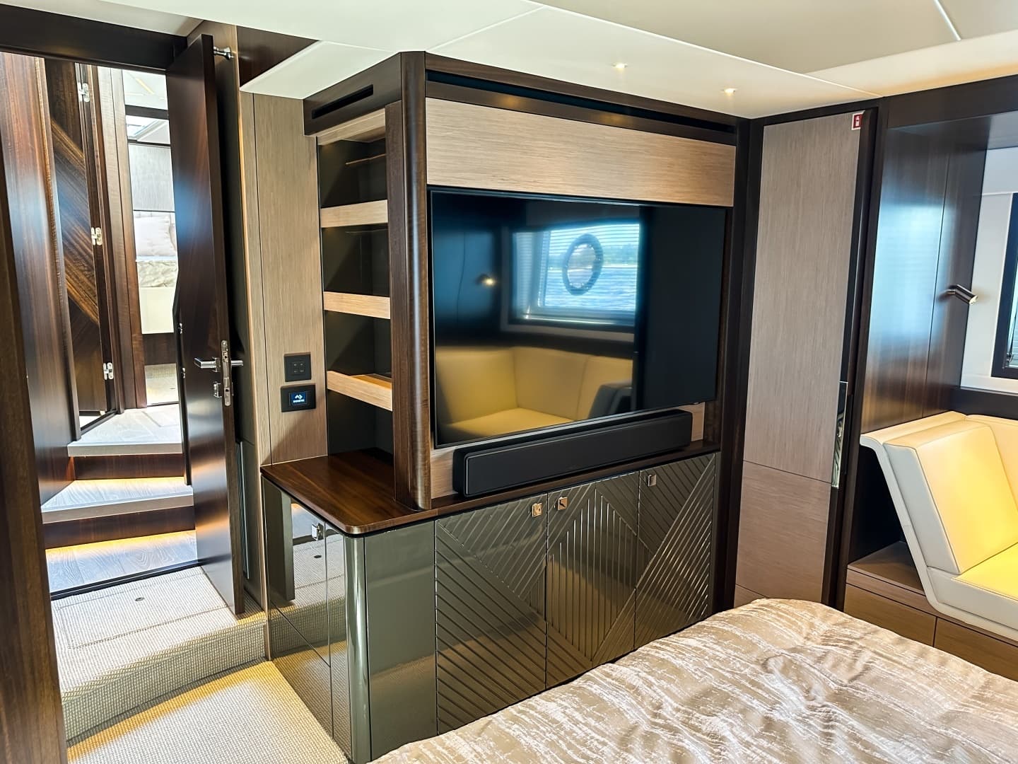 2024 Sunseeker 55 Manhattan - Image 57
