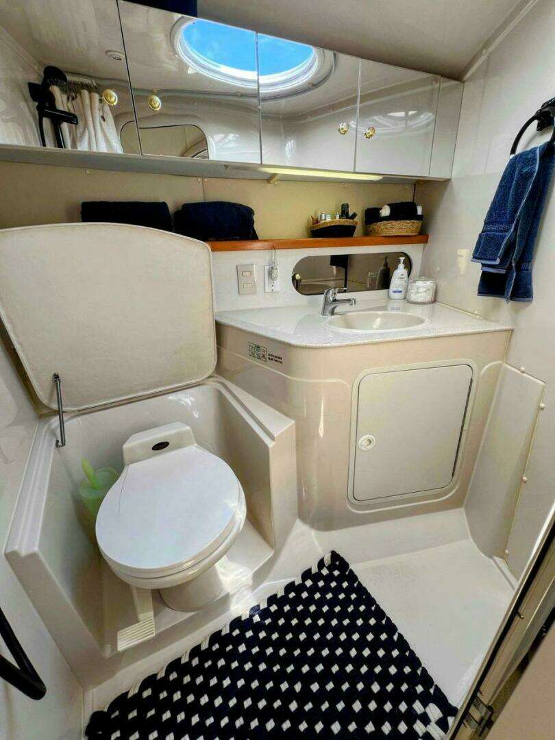 1998 Cruisers Yachts 3575 Esprit - Image 35