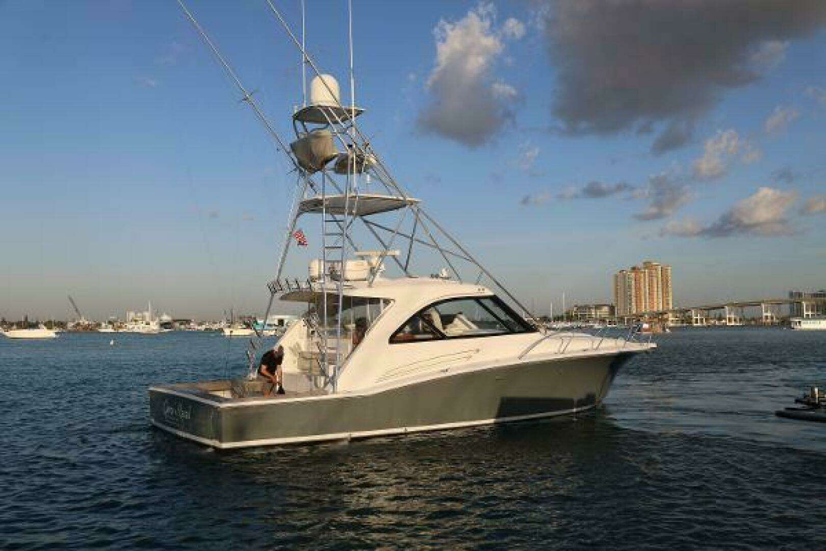 2018 Hatteras 45 Express Sportfish - Image 4