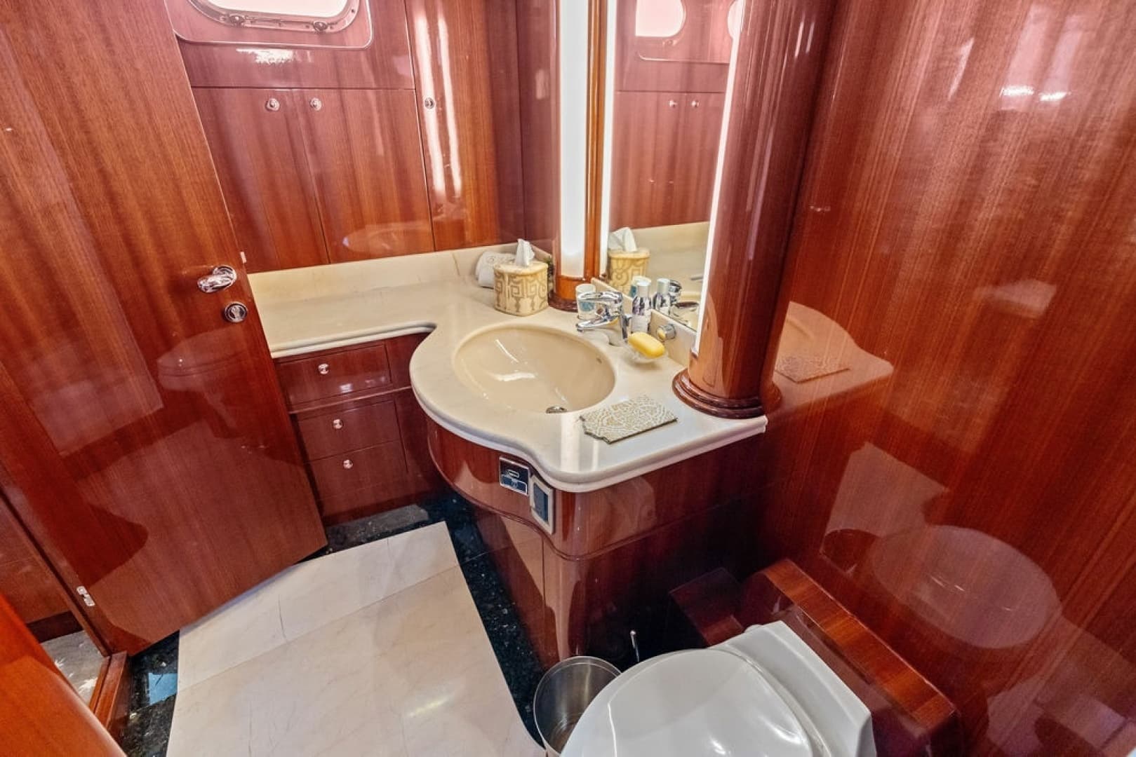 2005 Horizon 82 - Image 59