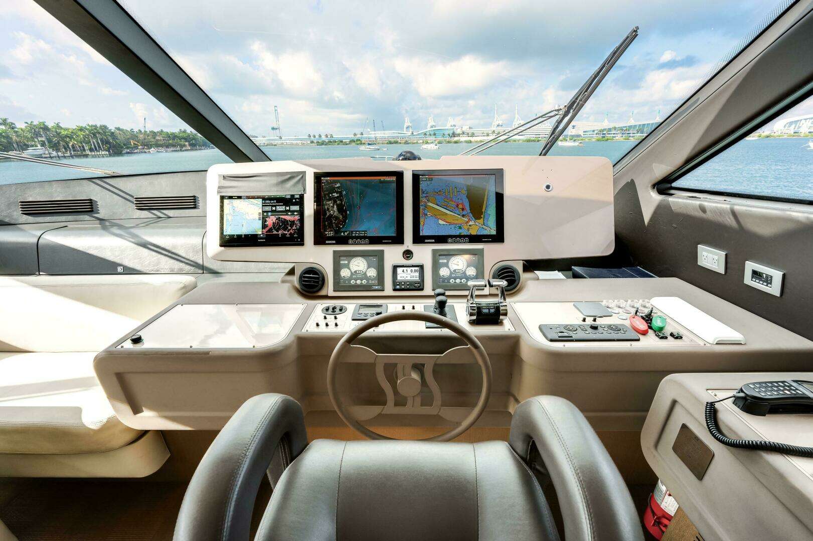 2014 Ferretti Yachts 870 - Image 22