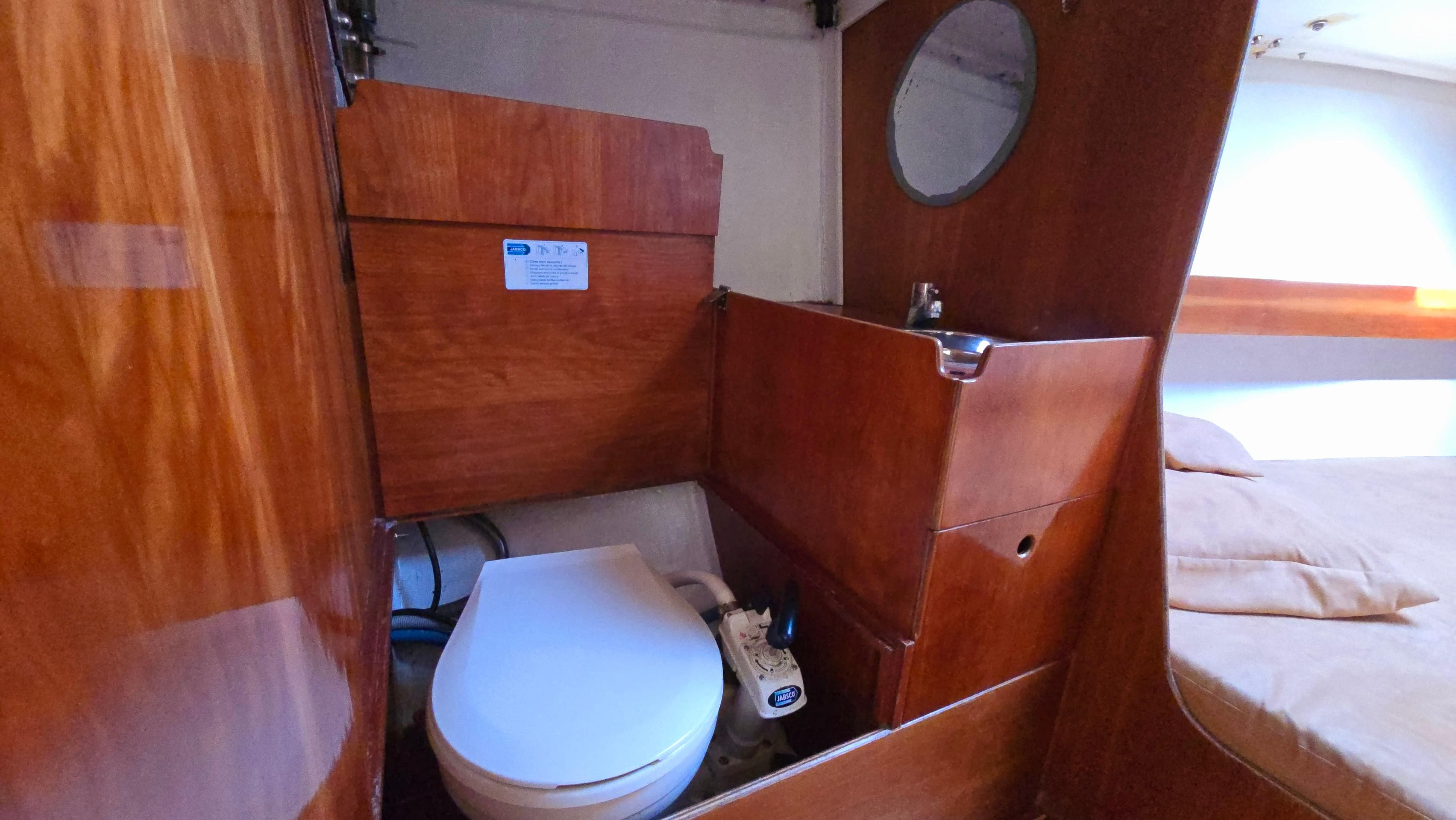 Interior of a 2003 De Ridder FF 1100 yacht.