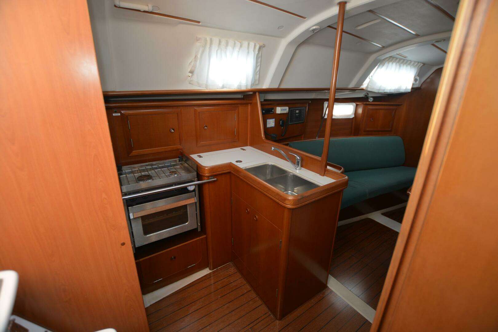 2002 Beneteau Oceanis 331 - Image 8