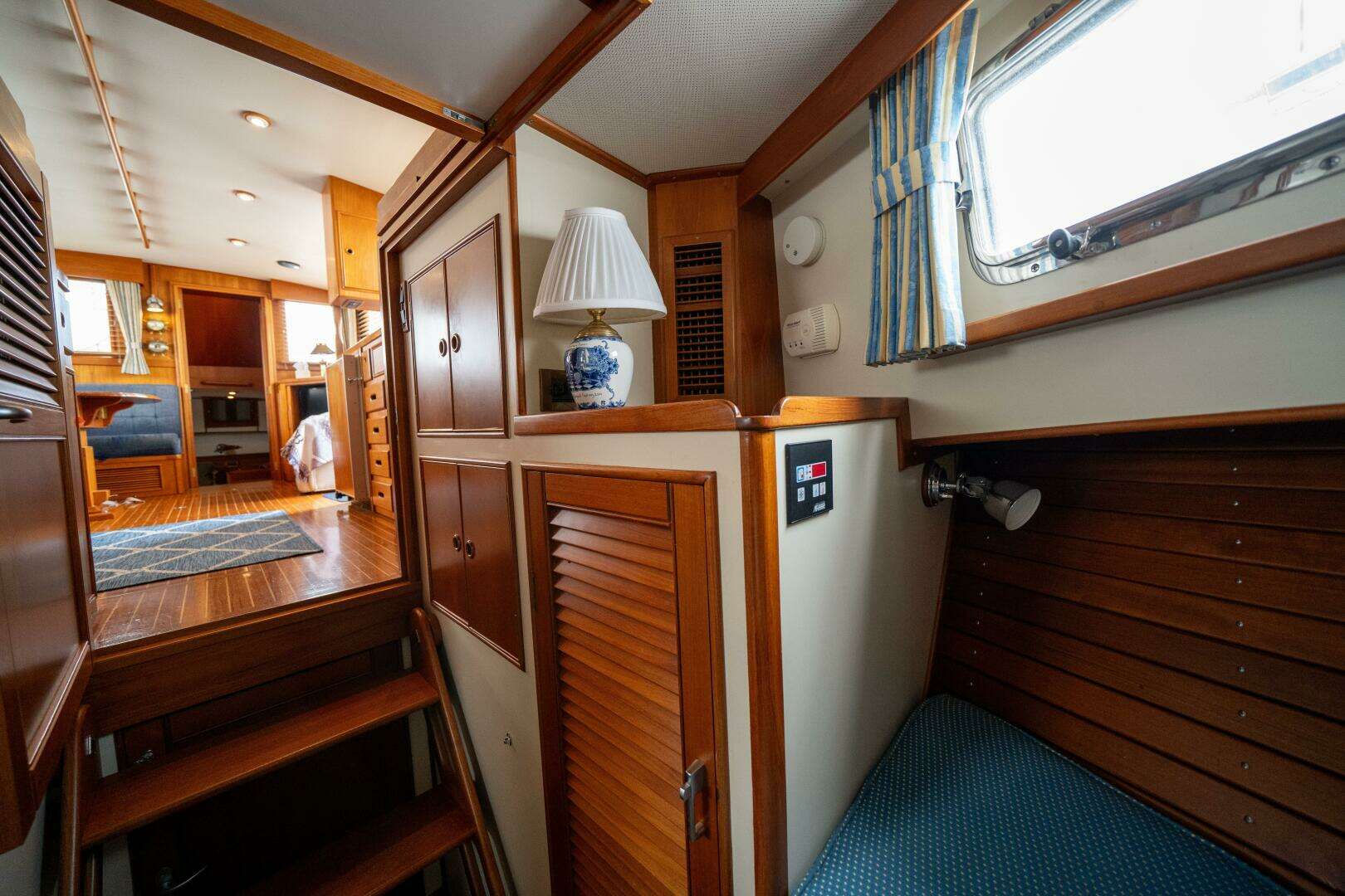 2001 Grand Banks 42 Classic - Image 32
