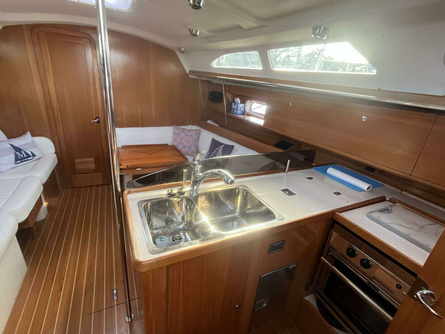 2017 Catalina 355 - Image 27