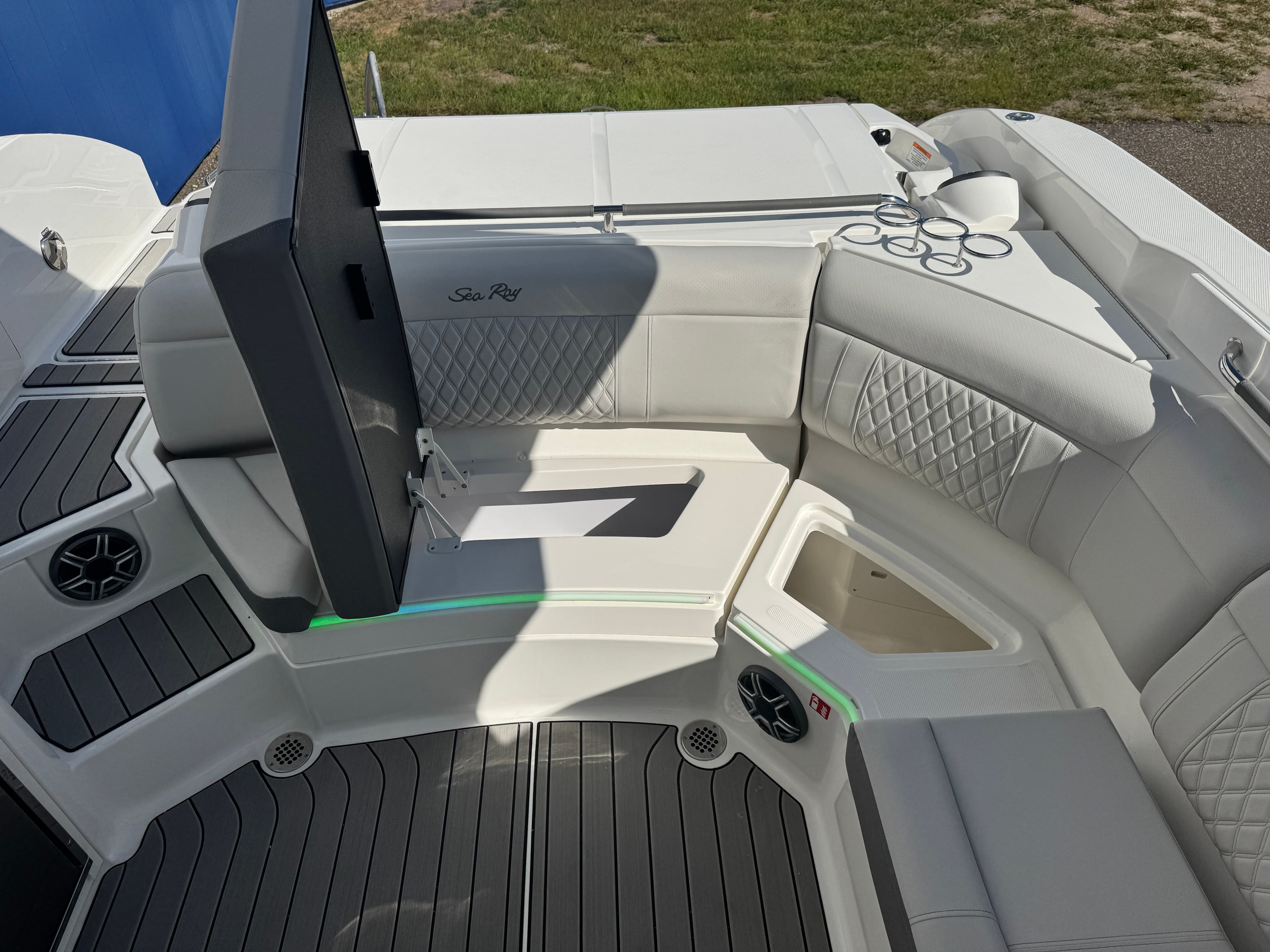 2026 Sea Ray SLX 350 - 19