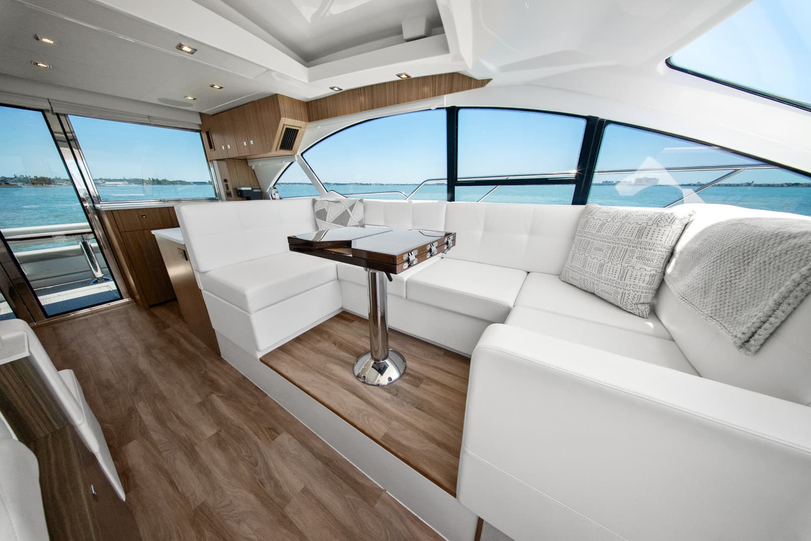 2025 Cruisers Yachts 50 Cantius - Image 44