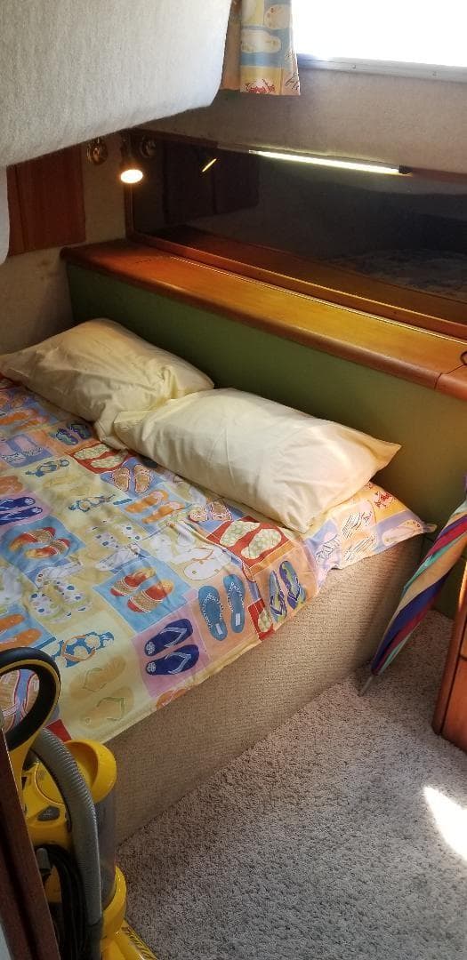 1989 Bayliner 3888 Motoryacht sleeping area.