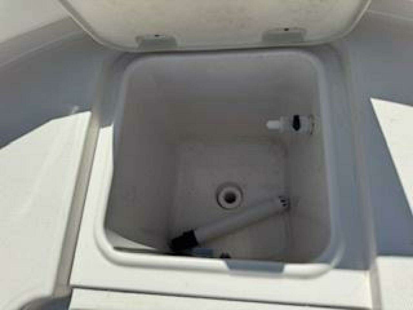 2022 Robalo R242 Center Console - Image 11