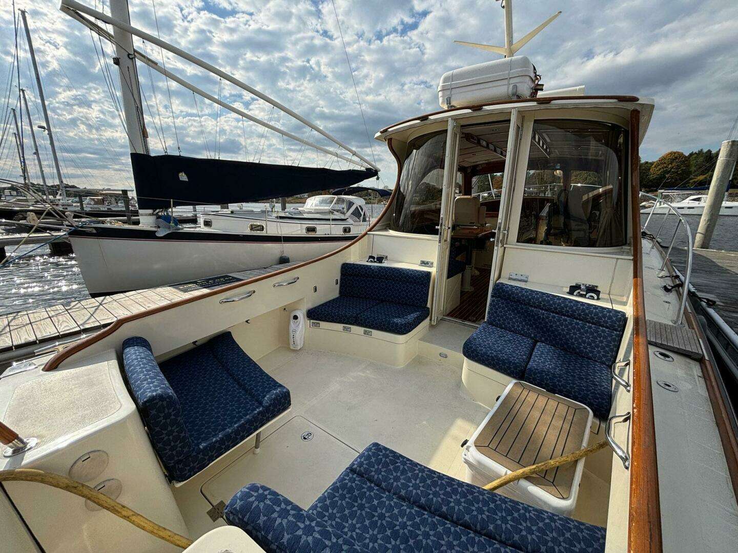 2005 Hinckley Talaria 44 Motor Yacht - Image 22